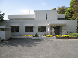 江田島市立能美図書館の外観