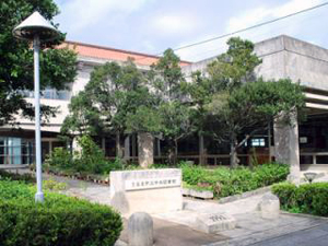 うるま市立中央図書館の外観