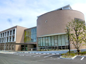 北九州市立八幡西図書館を徹底ナビ 自習室 Wifi 電源 カフェなどの情報が満載